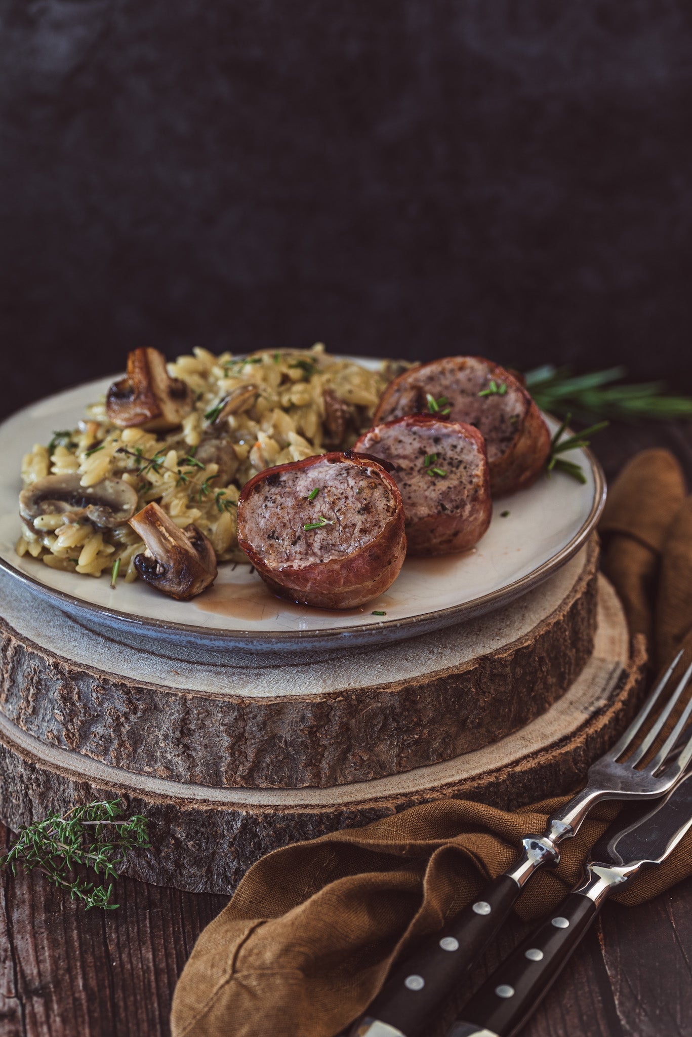 Schweinefilet im Bacon-Mantel mit Orzo-Champignon-Risotto