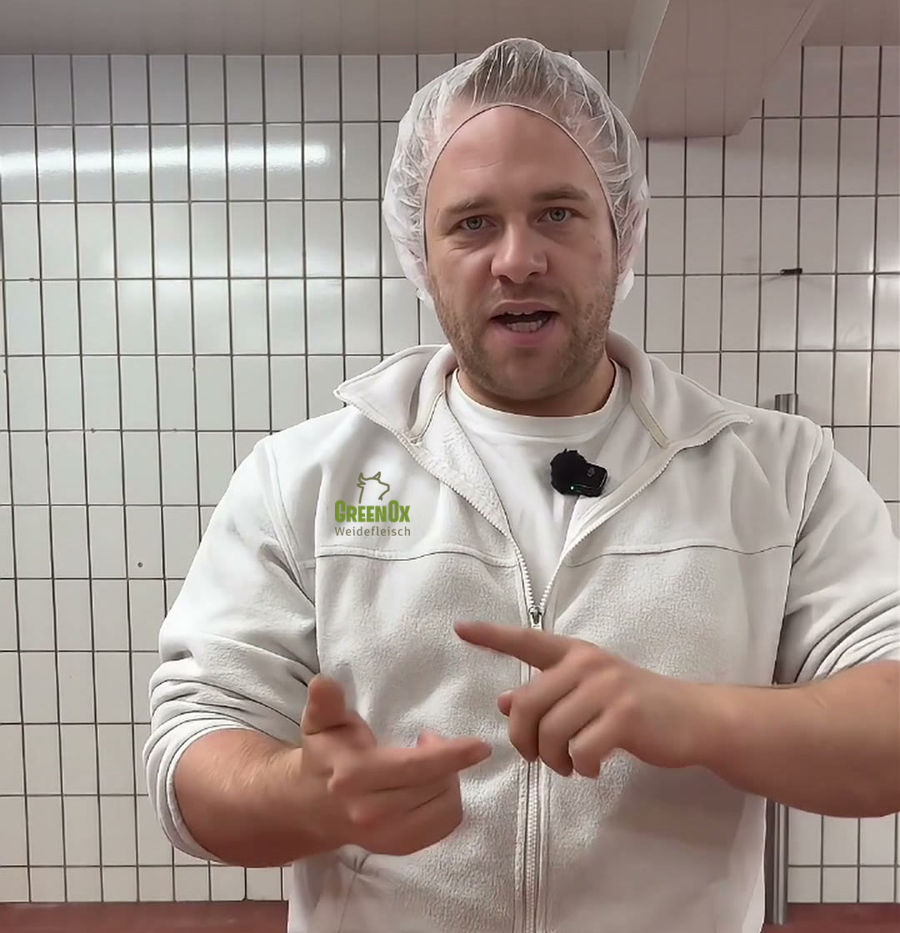 Timo Schäfer, Gründer von GreenOx, im weißen Kittel