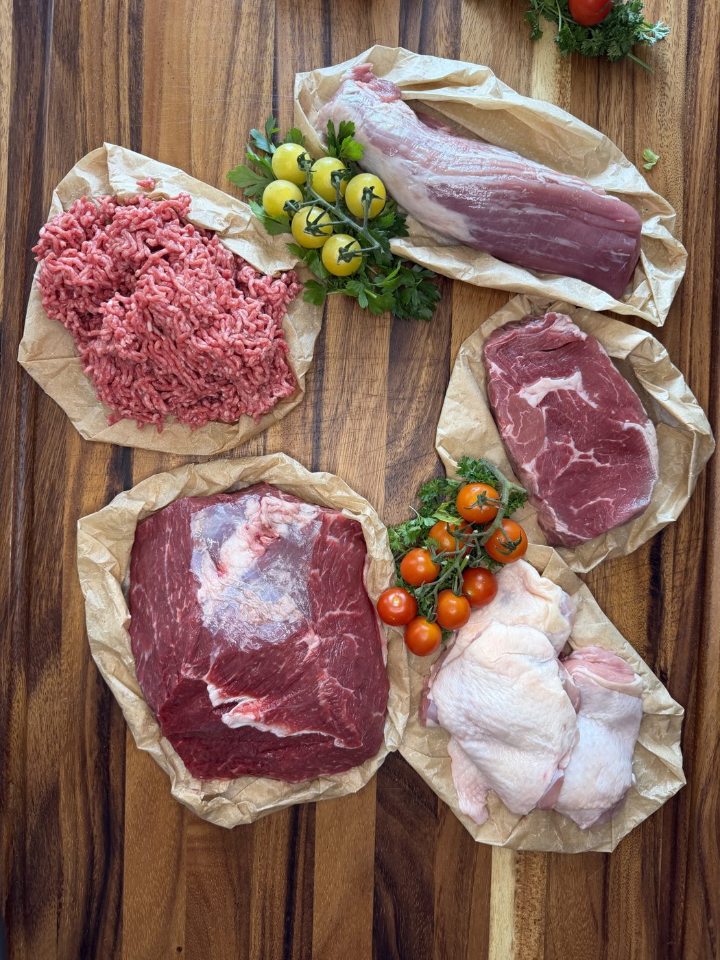 Ribeye, Braten, Hack, Schweinefilet und Hähnchen auf dem Holzbrett